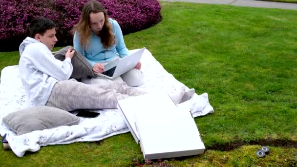 Aprendizaje Línea Aire Libre Niños Niña Sentado Gadget Aire Libre — Vídeos de Stock