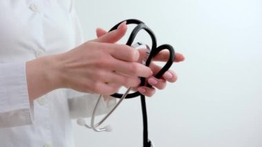 Doktorun ellerinde H3Health Phonendoscope olun.