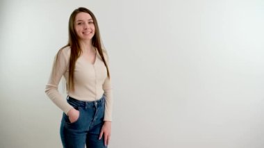 Sevimli esmer kadın, şakacı bir şekilde göz kırpıyor, flört ediyor. Kadın sabah saçını düzeltir. Kıvırcık saçlı manken yüzü gülümsüyor. Etrafına bak, elini sallıyor. Yüksek kalite 4k görüntü