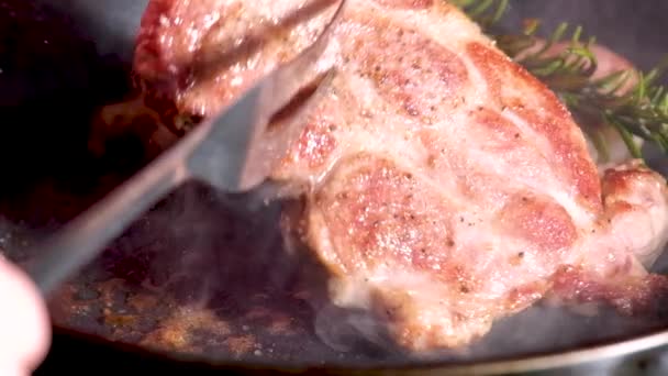 Pişirme Şefinin Yavaş Çekimde Izgara Tavada Otlu Kaburga Bifteği Çevirmesi — Stok video