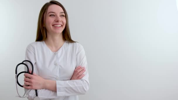 Retrato Uma Jovem Doutora Sorrindo Olhando Para Câmera Imagens Alta — Vídeo de Stock