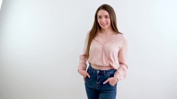 Una Donna Posa Giacca Jeans Indossando Filmati Alta Qualità — Video Stock