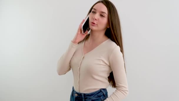 Femme Millénaire Souriante Parlant Téléphone Maison Jeune Fille Heureuse Tenant — Video
