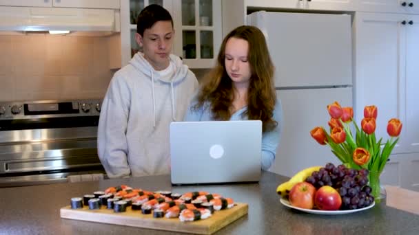 Teenageři Dělají Domácí Úkoly Kuchyni Objednané Sushi Setkání Škole První — Stock video