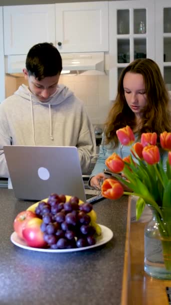 Tizenévesek Csinál Házi Feladatot Konyhában Rendelt Sushi Találkozó Iskola Után — Stock videók
