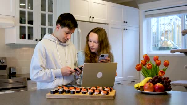 Adolescenti Che Fanno Compiti Cucina Ordinato Sushi Incontrano Dopo Scuola — Video Stock
