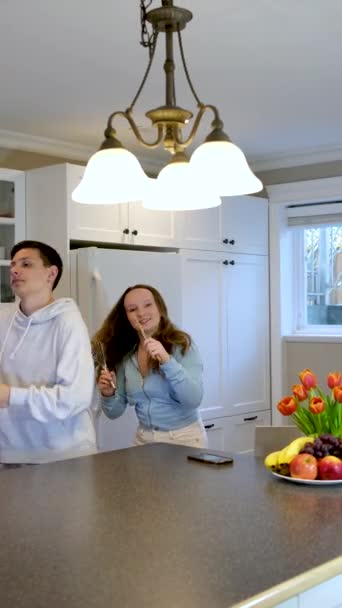 Junge Männer Und Frauen Tanzen Der Küche Glücklich Und Entspannend — Stockvideo