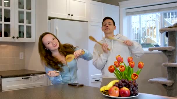 Junge Männer Und Frauen Tanzen Der Küche Glücklich Und Entspannend — Stockvideo