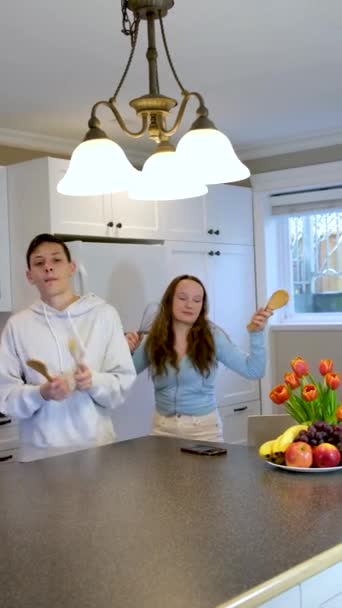 Lustige Glückliche Familie Junge Teenager Genießen Tanzen Singen Springen Der — Stockvideo
