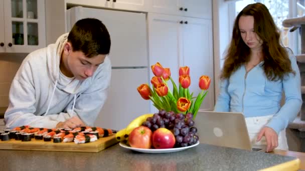 Chłopcy Dziewczyna Kuchni Szuka Żywności Dostawy Telefon Ciche Życie Brat — Wideo stockowe