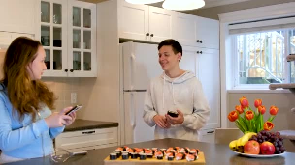 Szórakozás Tizenéves Fiú Lány Néz Filmet Laptopok Eszik Sushi Konyhában — Stock videók
