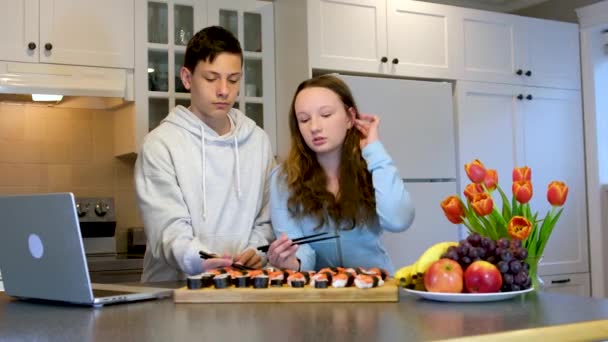 Baví Dospívající Chlapec Dívka Sledování Filmu Noteboocích Jíst Sushi Kuchyni — Stock video