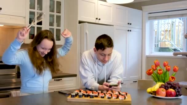 Divertirse Adolescente Chico Chica Viendo Película Ordenadores Portátiles Comer Sushi — Vídeo de stock