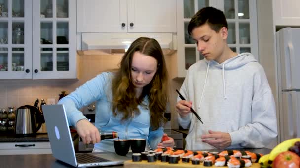 Tendo Diversão Adolescente Menino Menina Assistindo Filme Laptops Comer Sushi — Vídeo de Stock