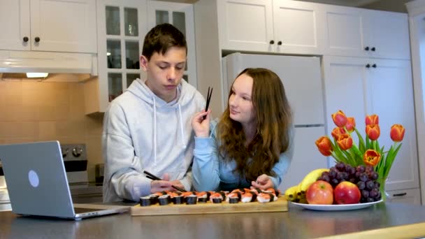 Vonzó Boldog Fiatal Pár Eszik Sushi Otthon Romantikus Dátum Pár — Stock videók