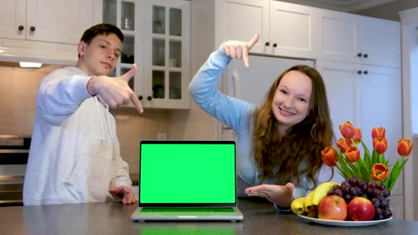 Konyhában Két Tizenéves Számítógép Laptop Zöld Képernyő Chromakey Reklám Hely — Stock videók