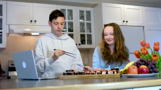 Mając Zabawy Nastolatek Chłopiec Dziewczyna Oglądając Film Laptopach Jedząc Sushi — Wideo stockowe