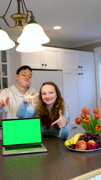 Köket Två Tonåringar Med Dator Laptop Grön Skärm Kromakey Reklam — Stockvideo