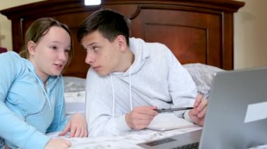 Online öğrenim gören gençler dizüstü bilgisayar başında oturup ödev yapıyorlar. Film arkadaşlarının yatak odasındaki gülümsemelerini izliyorlar. İlk aşk. 