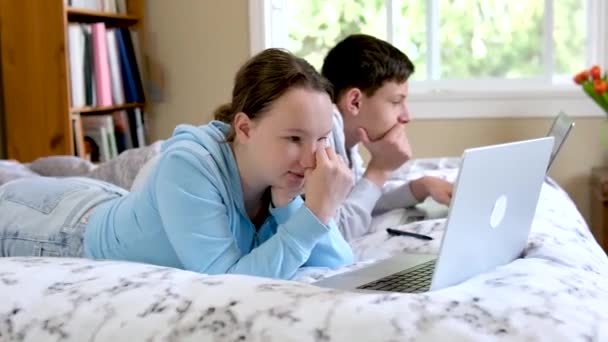 Teenager Bruder Schwester Online Studieren Der Schule Sitzen Gleichen Raum — Stockvideo