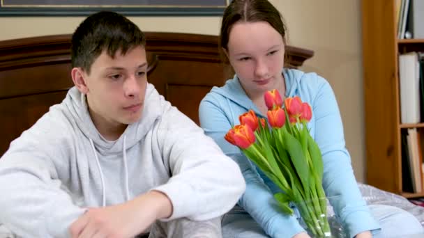 Πρώτο Ραντεβού Για Δώσει Λουλούδια Κορίτσι Είναι Ντροπαλό Αγόρι Έδωσε — Αρχείο Βίντεο