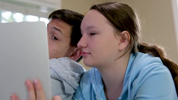Online Tanulás Tizenévesek Fiú Lány Közel Laptop Csinál Házi Feladatot — Stock videók