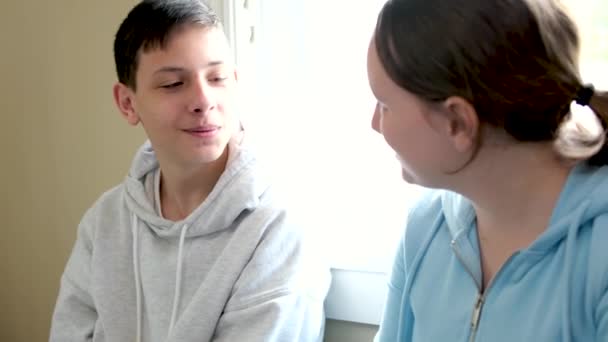 Online Lernen Teenager Junge Und Mädchen Sitzen Der Nähe Von — Stockvideo