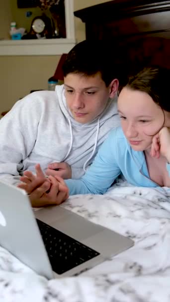 Online Lære Teenagere Dreng Pige Sidder Nærheden Laptop Laver Lektier – Stock-video