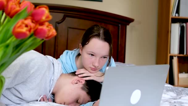 Primeiro Amor Ternura Separando Flores Laptop Menino Adolescente Menina Sentado — Vídeo de Stock