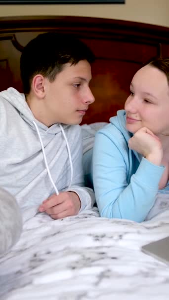 Överlycklig Barn Syster Bror Skrattar Tillbringa Helgen Ledig Tid Hemma — Stockvideo