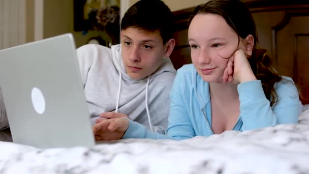Apprendimento Online Adolescenti Ragazzo Ragazza Seduti Vicino Computer Portatile Fare — Video Stock