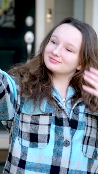 Девочка Подросток Смотрящая Камеру Делает Селфи Показывая Два Пальца Брызгающие — стоковое видео