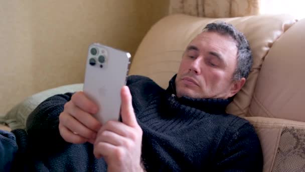 Seorang Pria Menggunakan Iphone Pro Max Terhadap Kabur Seorang Pria — Stok Video