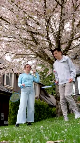 Couple Avec Raquette Badminton Debout Ensemble Parc Fleurs Cerisier Canada — Video