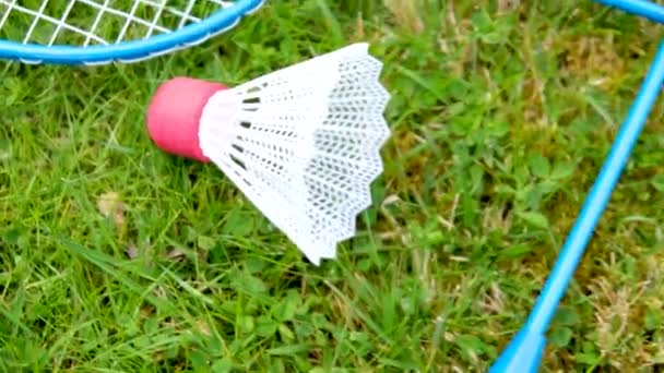 Badminton Spel Racketar Och Skyttel Gräs Högkvalitativt Foto — Stockvideo