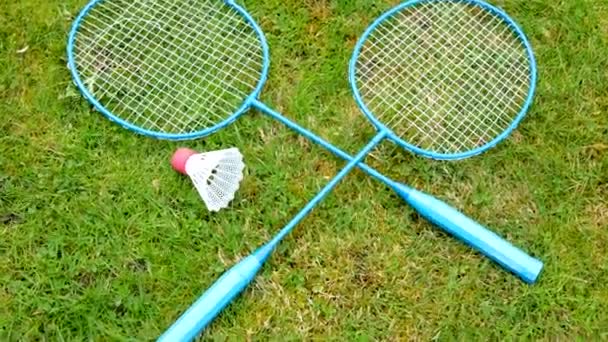 Badminton Oyun Raketleri Çimlerin Üzerinde Uçan Horoz Yüksek Kalite Fotoğraf — Stok video