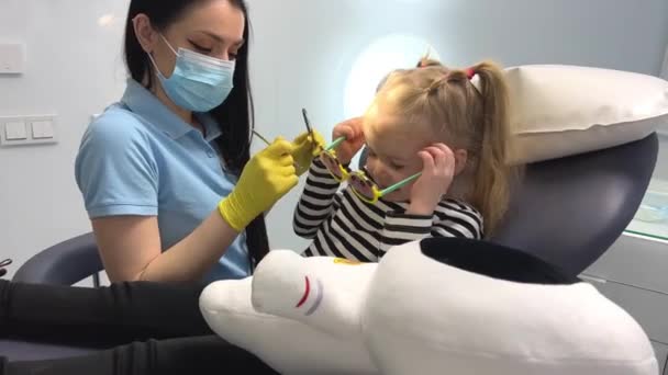 Jovem Médico Mostrando Menina Cadeira Dental Primeira Viagem Dentista Felicidade — Vídeo de Stock