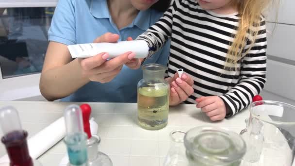 Junger Arzt Zeigt Kleine Mädchen Zahnarztstuhl Erste Reise Zum Zahnarzt — Stockvideo