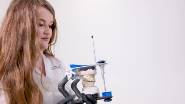 Female Doctor Assembles Articulator Using Screwdriver Jaw Mockup Stand Blue — Stockvideo
