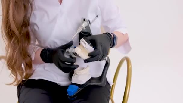 Female Doctor Assembles Articulator Using Screwdriver Jaw Mockup Stand Blue — Vídeo de stock