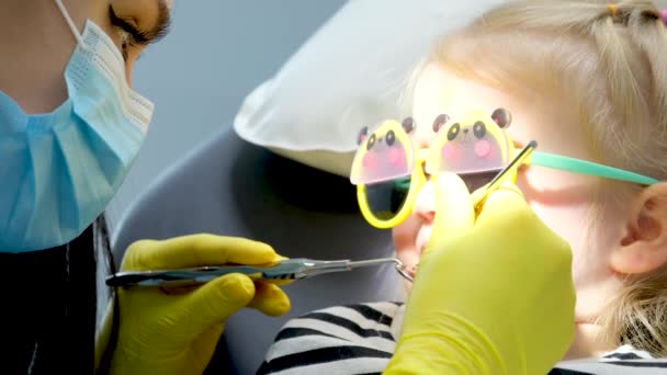 Νεαρός Γιατρός Δείχνει Κοριτσάκι Οδοντιατρική Καρέκλα Πρώτο Ταξίδι Στον Οδοντίατρο — Αρχείο Βίντεο