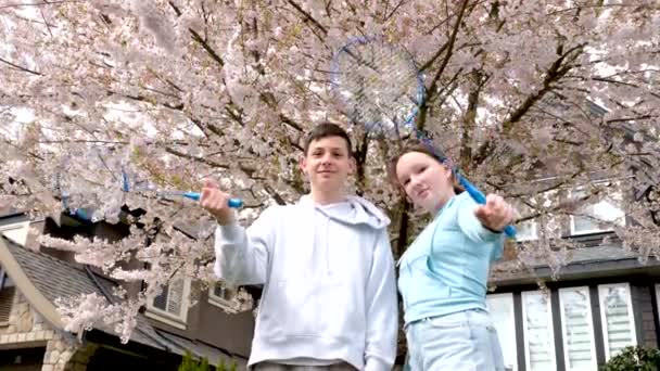 Paar Mit Badmintonschläger Steht Zusammen Park Kirschblüten Kanada Vancouver Kinder — Stockvideo