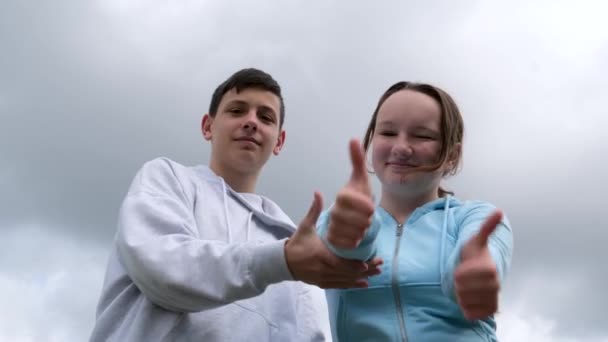 Мальчики Девочки Большие Пальцы Вверх Одобряя Показывая Класс Счастливым Смеясь — стоковое видео