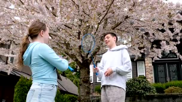 Badminton Raquettes Garçons Fille Swing Mutuellement Avec Raquette Fond Ciel — Video
