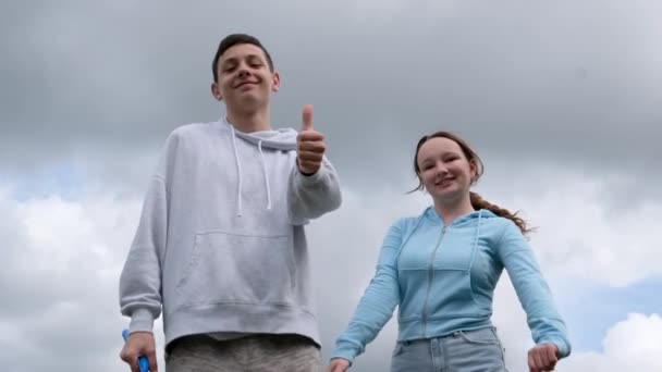 Tieners Achtergrond Van Lucht Gelukkige Man Vrouw Met Vieze Duimen — Stockvideo