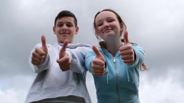 Рекламний Банер Великий Палець Вгору Новий Будинок Автомобіль Продаж Діти — стокове відео