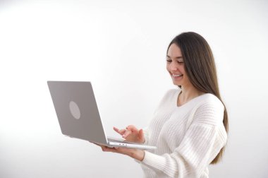 Kulaklıklı dizüstü bilgisayarı olan afiş kızı, internet sosyal ağlar web beyaz arka plan stüdyosu, internet üzerinden mesajlaşma araçları için arkadaşlarıyla çevrimiçi konferans düzenliyor.