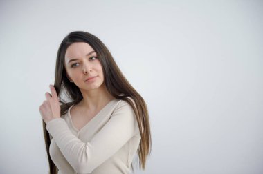 Okul konseptine geri dönelim. Beyazlı kız şüphe ve tereddütle doludur. Güzel, genç bir kadın saçlarına dokunuyor. Mesaj reklamı için bir noktaya dikkatlice bakıyor. Üzüntüden kıvranıyor.