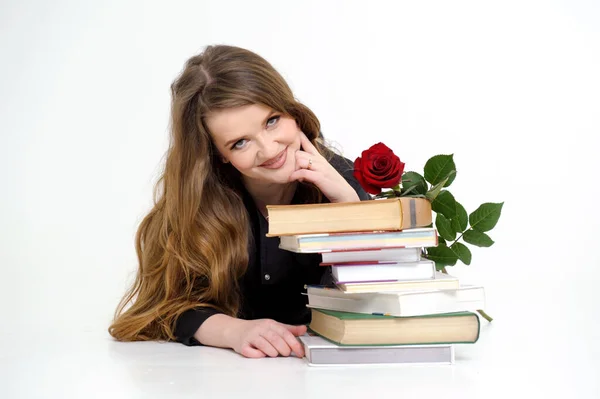 Studentessa Annoiata Mucchio Libri Giovane Bella Donna Intelligente Con Sacco — Foto Stock