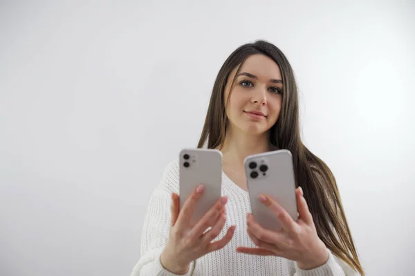 Young Girl Compares Two Phones Cameras One Two Cameras Second — Stock Photo, Image